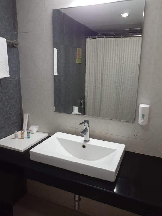 Hotel Md'S Continental Jorhāt Екстериор снимка