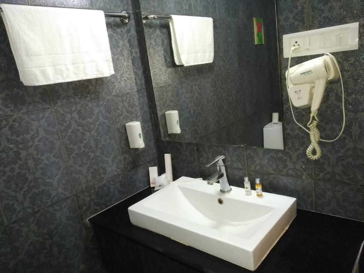 Hotel Md'S Continental Jorhāt Екстериор снимка