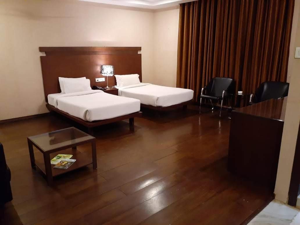 Hotel Md'S Continental Jorhāt Екстериор снимка
