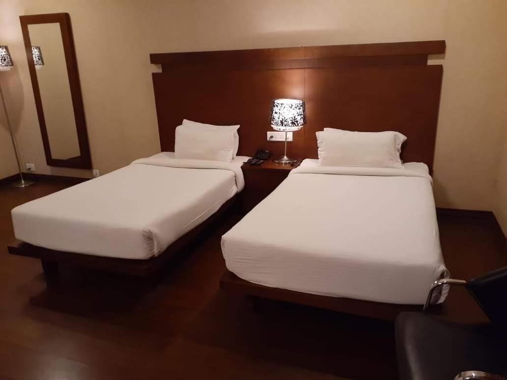 Hotel Md'S Continental Jorhāt Екстериор снимка