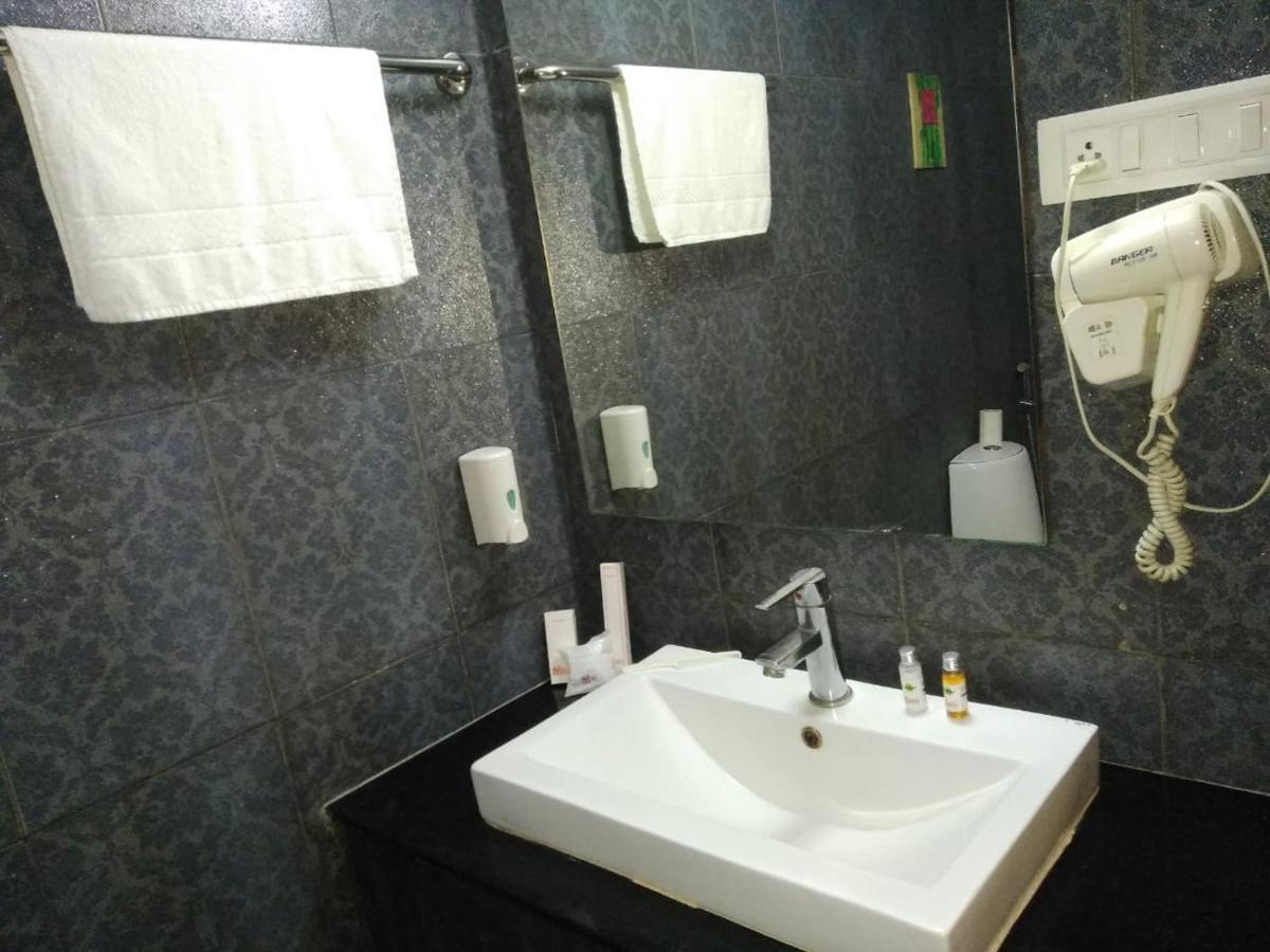 Hotel Md'S Continental Jorhāt Екстериор снимка