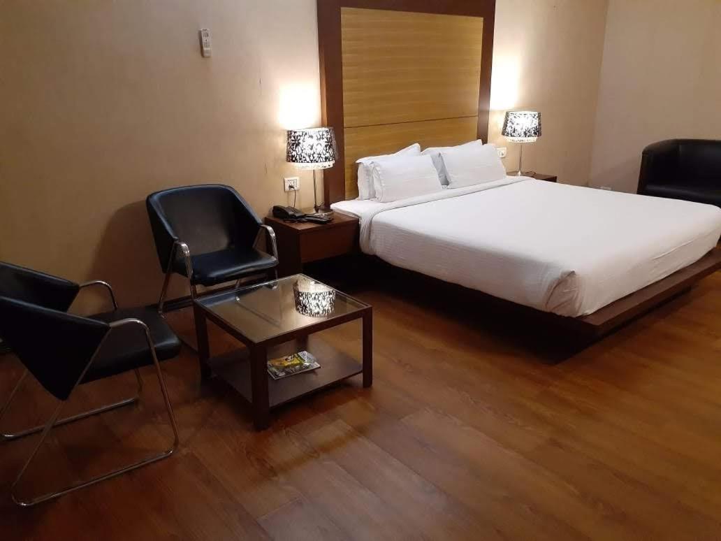 Hotel Md'S Continental Jorhāt Екстериор снимка
