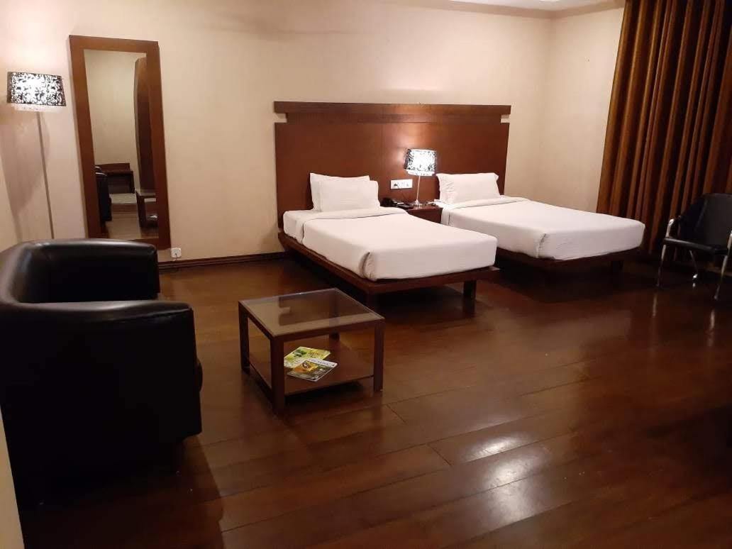 Hotel Md'S Continental Jorhāt Екстериор снимка