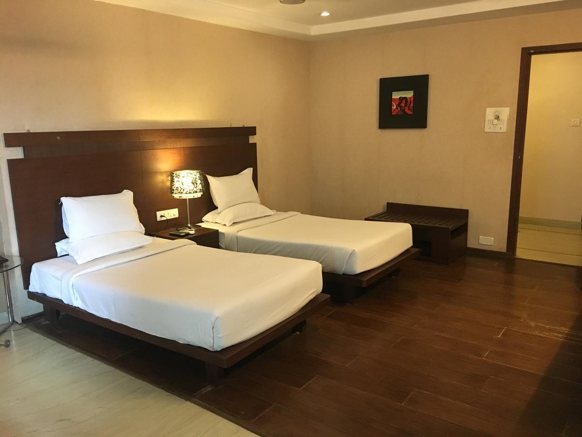 Hotel Md'S Continental Jorhāt Екстериор снимка