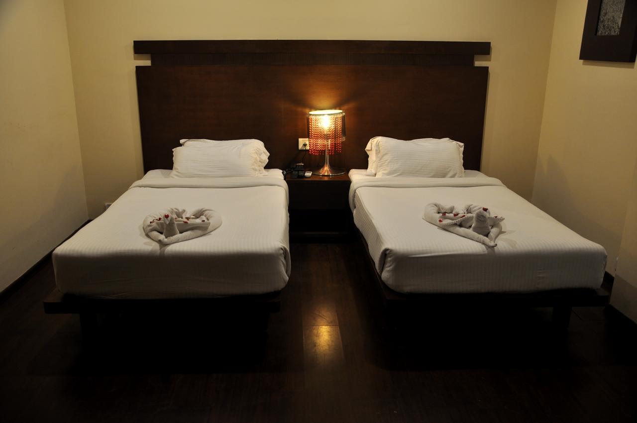 Hotel Md'S Continental Jorhāt Екстериор снимка