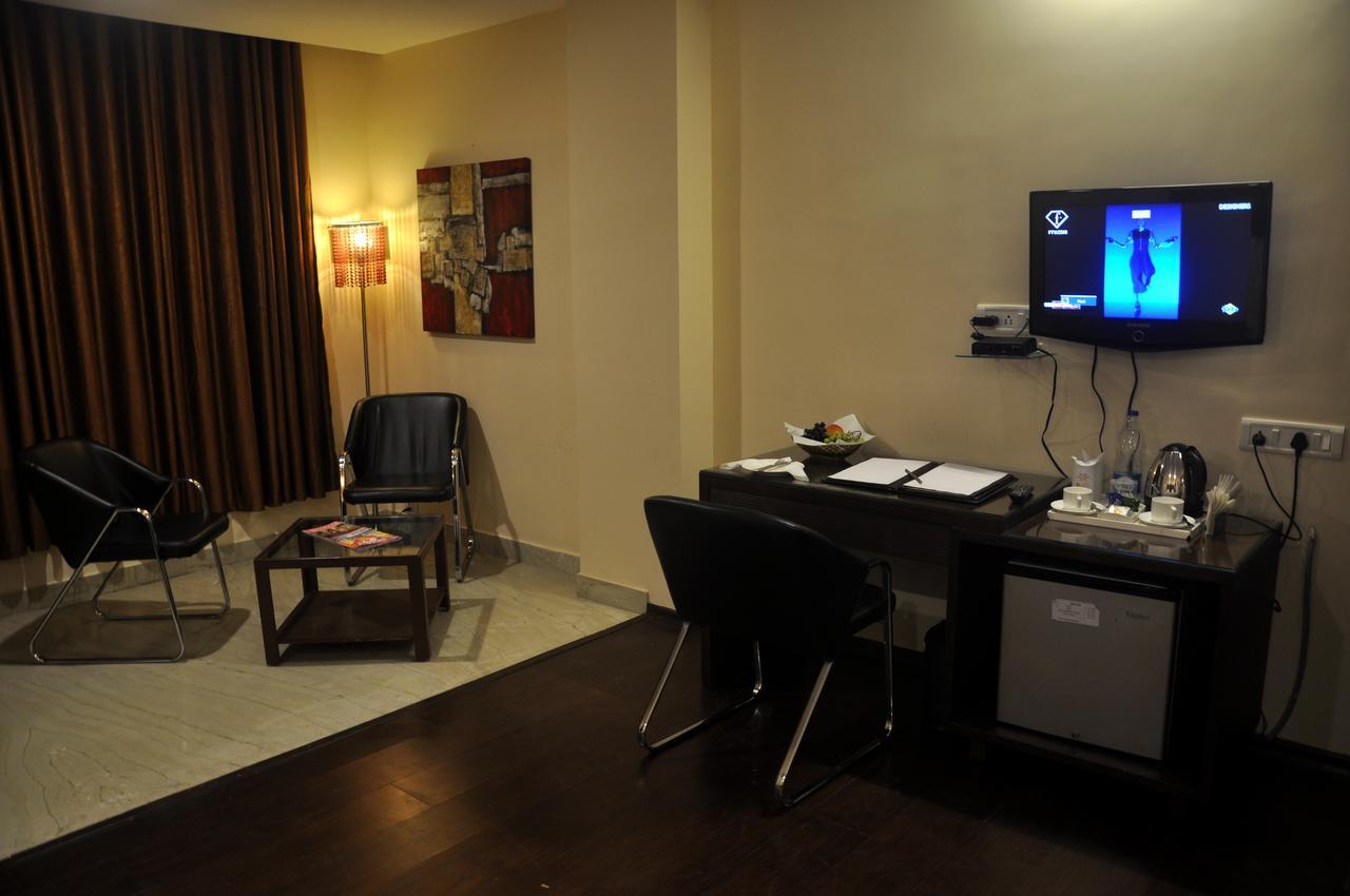 Hotel Md'S Continental Jorhāt Екстериор снимка