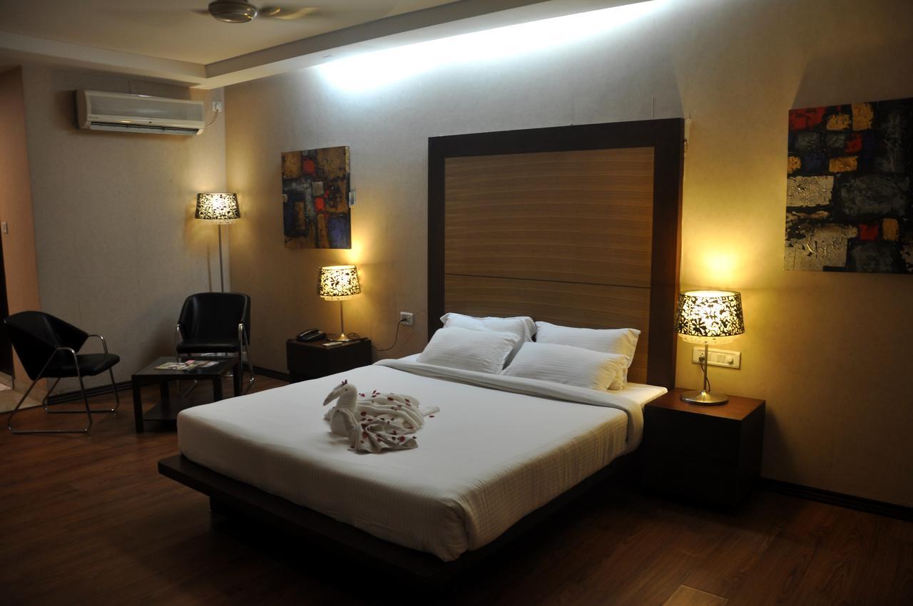 Hotel Md'S Continental Jorhāt Екстериор снимка